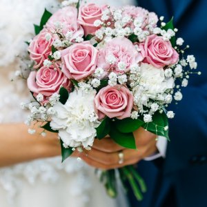 Svatební kytice pro nevěstu z růžových růží a gypsophily