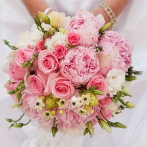Svatební kytice pro nevěstu z růžových růží a pivoněk