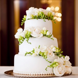 Květiny na svatební dort z bílé frézie