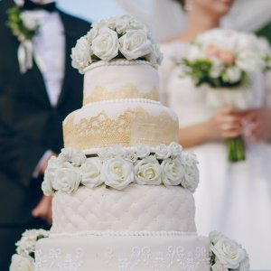 Květiny na svatební dort z bílých růží