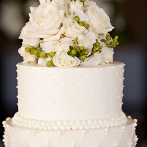 Květiny na svatební dort z bílých růží a hypericum