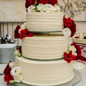 Květiny na svatební dort z červených a bílých růží