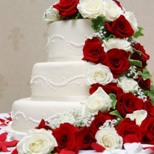 Květiny na svatební dort z červených a bílých růží a gypsophily