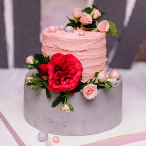 Květiny na svatební dort z červených a růžových růží