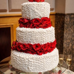 Květiny na svatební dort z červených růží
