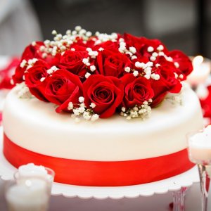 Květiny na svatební dort z červených růží a gypsophily