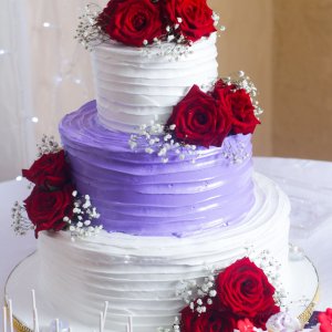 Květiny na svatební dort z červených růží a gypsophily