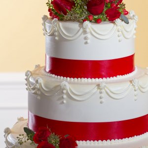 Květiny na svatební dort z červených růží a hypericum