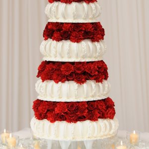 Květiny na svatební dort z červených růží a karafiátu