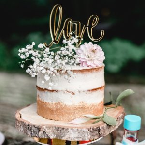Květiny na svatební dort z chryzantemy a gypsophily