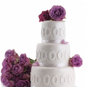 Květiny na svatební dort z fialových růží