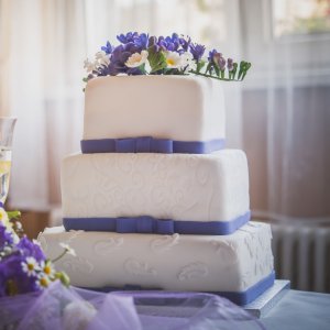 Květiny na svatební dort z frézie