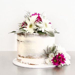Květiny na svatební dort z gerber a chryzantem
