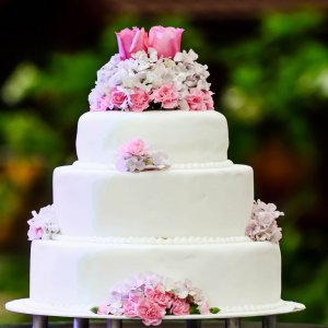 Květiny na svatební dort z hortenzie a růží