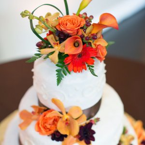 Květiny na svatební dort z růží, kaly a arachniodesu