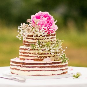 Květiny na svatební dort z pivoňky a gypsophily