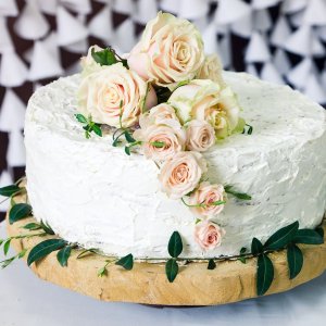 Květiny na svatební dort z růží 