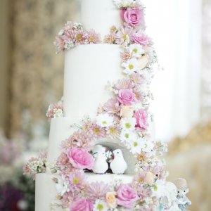 Květiny na svatební dort z růží a chryzantem