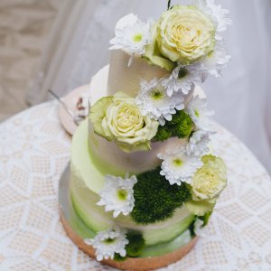 Květiny na svatební dort z růží a chryzantemy