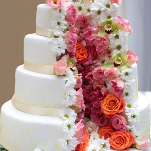 Květiny na svatební dort z růží a chryzantem