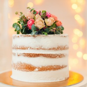 Květiny na svatební dort z růží a eucalyptu