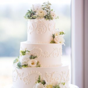 Květiny na svatební dort z růží a frézie