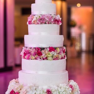 Květiny na svatební dort z růží a hortenzie