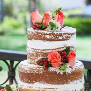 Květiny na svatební dort z růží a hypericum