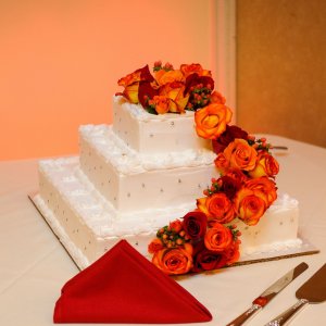 Květiny na svatební dort z růží a hypericum