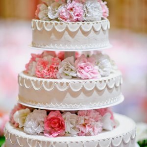 Květiny na svatební dort z růží a karafiátu