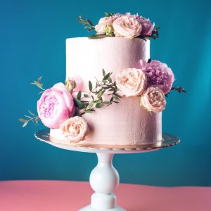 Květiny na svatební dort z růží a pivoněk