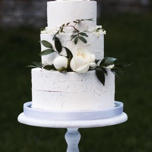 Květiny na svatební dort z růží a ruskusu