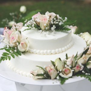 Květiny na svatební dort z růží, arachniodesu a gypsophily