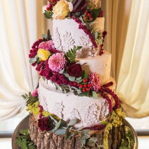 Květiny na svatební dort z růží, arachniodesu, chryzantemy a eucalyptu