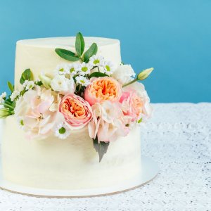 Květiny na svatební dort z růží, chryzantemy a hortenzie