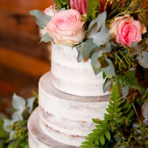 Květiny na svatební dort z růží, eucalyptu a arachniodesu