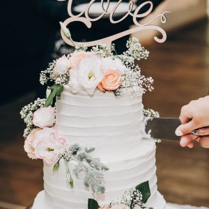 Květiny na svatební dort z růží, gypsophily a senecio maritima