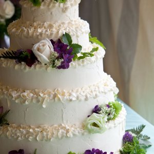 Květiny na svatební dort z růží, hortenzie a arachniodesu