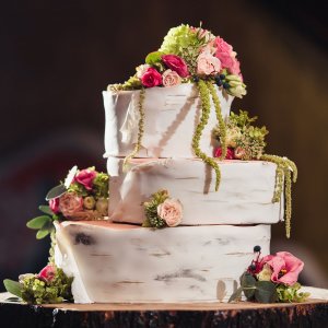 Květiny na svatební dort z růží, hortenzie a astilbe