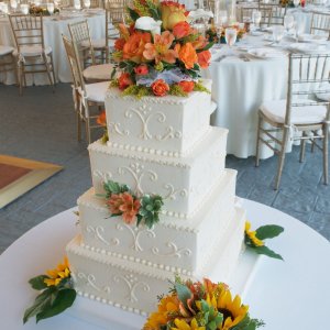 Květiny na svatební dort z růží, kaly, astilbe, a slunečnic