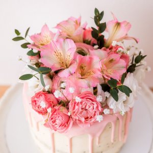 Květiny na svatební dort z růží, lilie  a eucalyptu