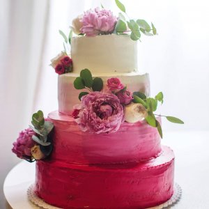 Květiny na svatební dort z růží, pivoněk a eucalyptu