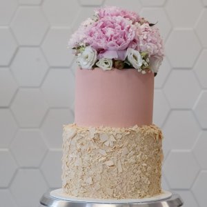 Květiny na svatební dort z růží, pivoněk a gypsophily