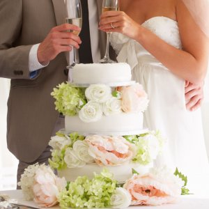 Květiny na svatební dort z růží, pivoněk a hortenzie