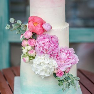 Květiny na svatební dort z růží, pivoněk, hortenzie a eucalyptu