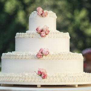 Květiny na svatební dort z růžových růží