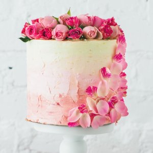 Květiny na svatební dort z růžových růží