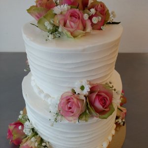 Květiny na svatební dort z růžových růží a gypsophily