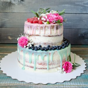 Květiny na svatební dort z růžových růží a gypsophily