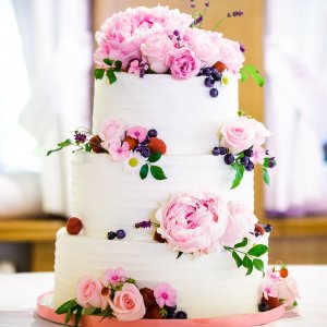 Květiny na svatební dort z růžových růží a pivoněk